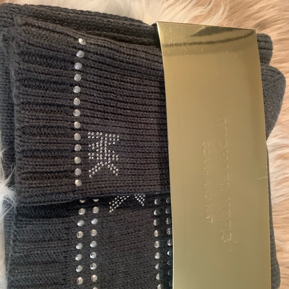 MICHAEL KORS HAT AND SCARF SET. - Picture 4 of 5
